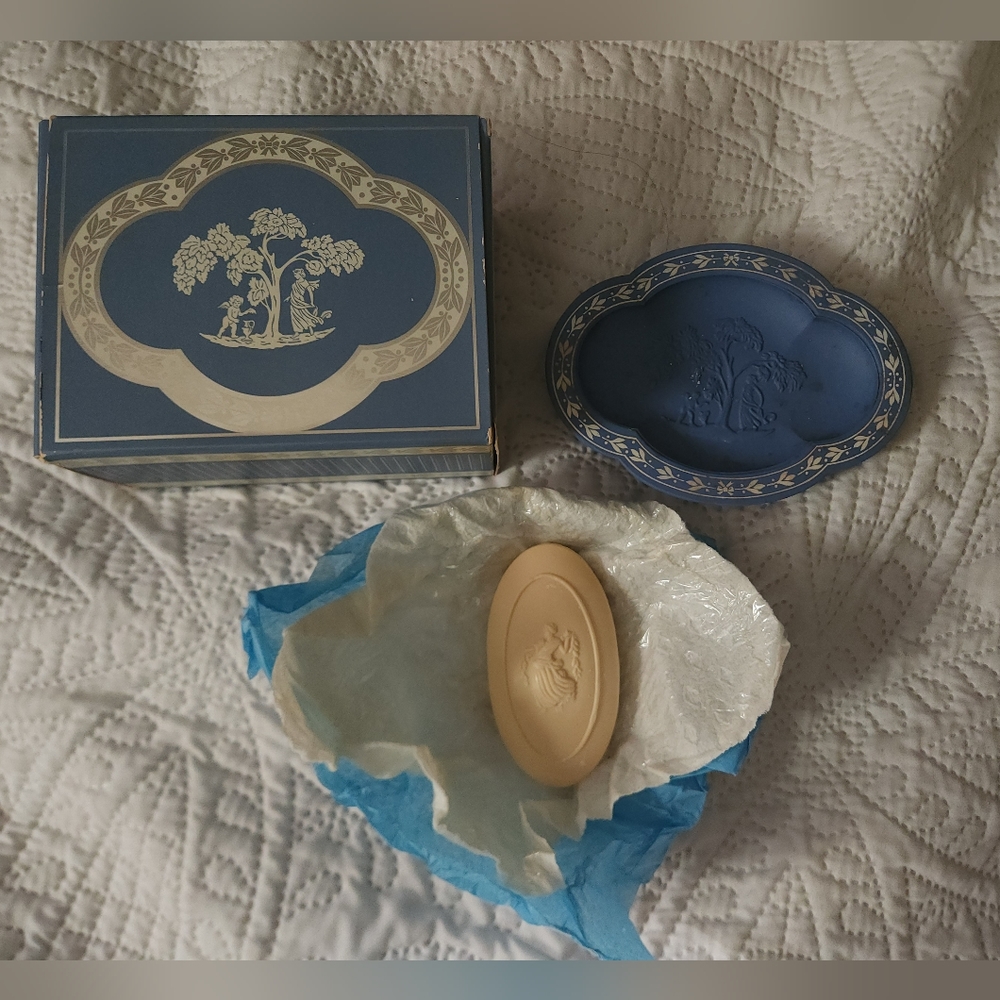 Vintage Avonshire Blue Soap Dish & Carved Soap - Picture 5 of 8